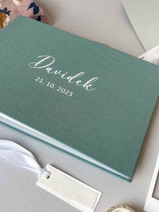 Datum nemusí být jen na svatebním albu 🫶🏽 Často objednáváte s datumem i fotoalba, a jejich desky tak zdobí jméno dítěte i...