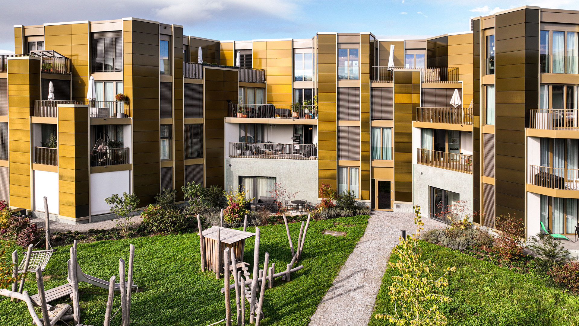 Moderná budova s elegantnou solárnou fasádou