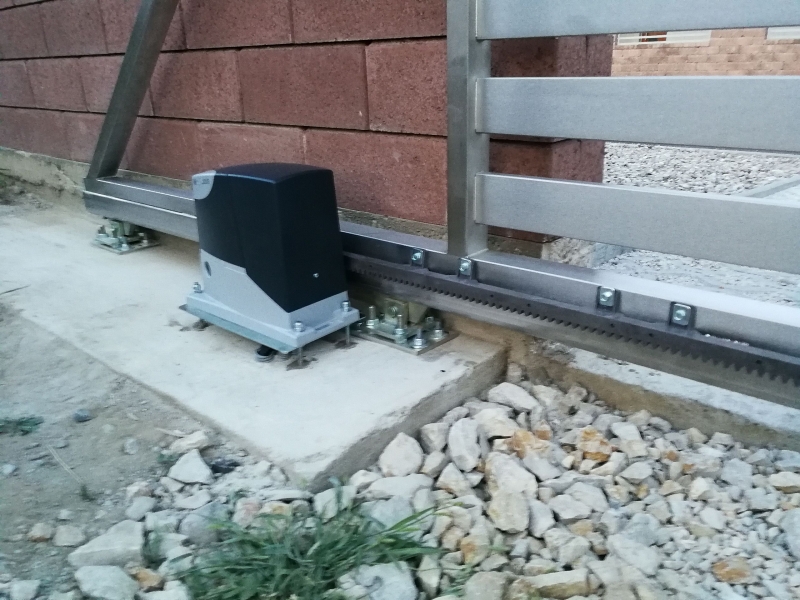Opačný ozubený hrebeňa poplastovaný s kovovým jadrom