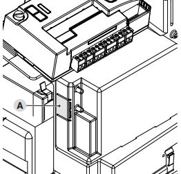 1. Vylúpnite plastovú krytku konektoru batérie