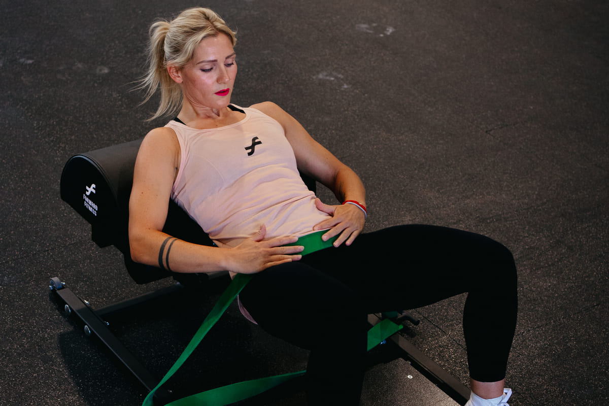 Hip thrust: Ako správne cvičiť doma aj na stroji