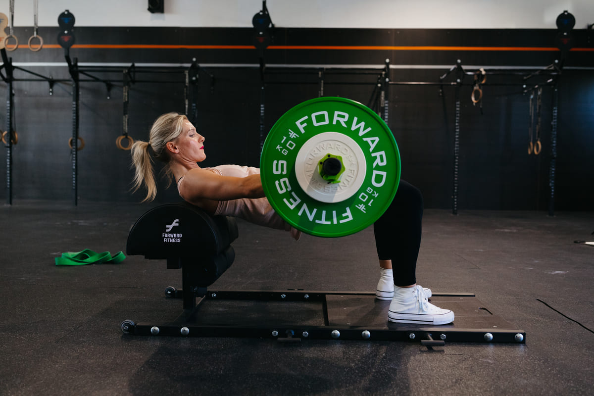 hip thrust cvik – správna technika s činkou na lavičke