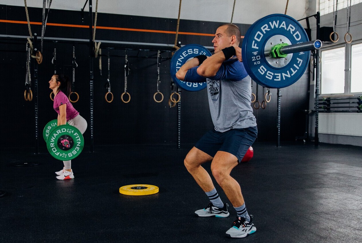 Ľudia športujúci s náradím od Forward Fitness