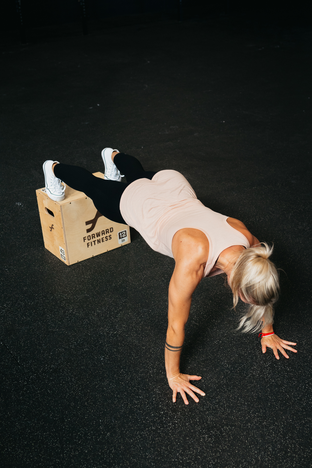 Cviky na ramená doma bez pomôcok - progresia od začiatočníka po pokročilého