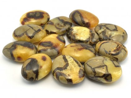 Leštěná septárie z Madagaskaru se žlutými a černými prasklinami.