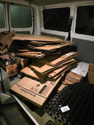 📦♻️ Starým krabicím dáváme nový život. Recyklujeme použité kartony od prodejců elektroniky – protože ne každé balení musí...