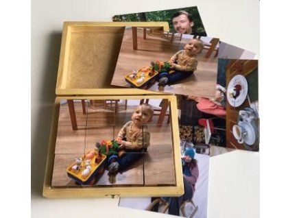 otevřená krabička s kostkami