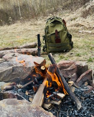 🇨🇿 Dnes jsem si zašel udělat oheň pomocí křesadla. No a k ohni patří jídlo – takže klobása na klacku a fazole pěkně na...