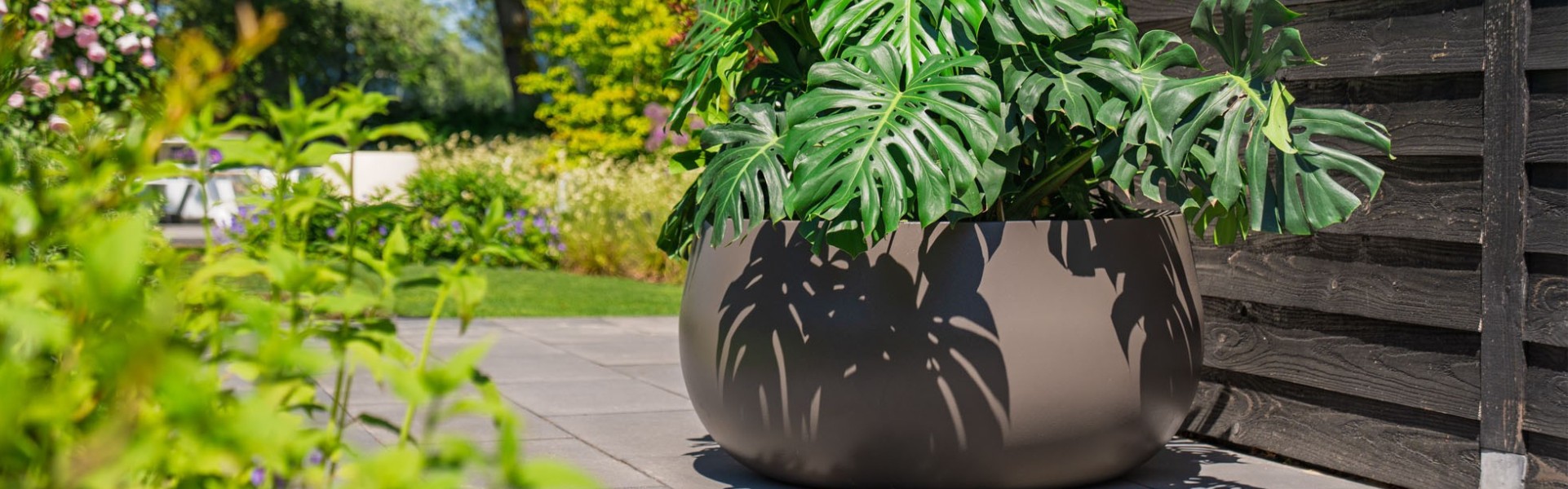 Ľahké sklolaminátové kvetináče