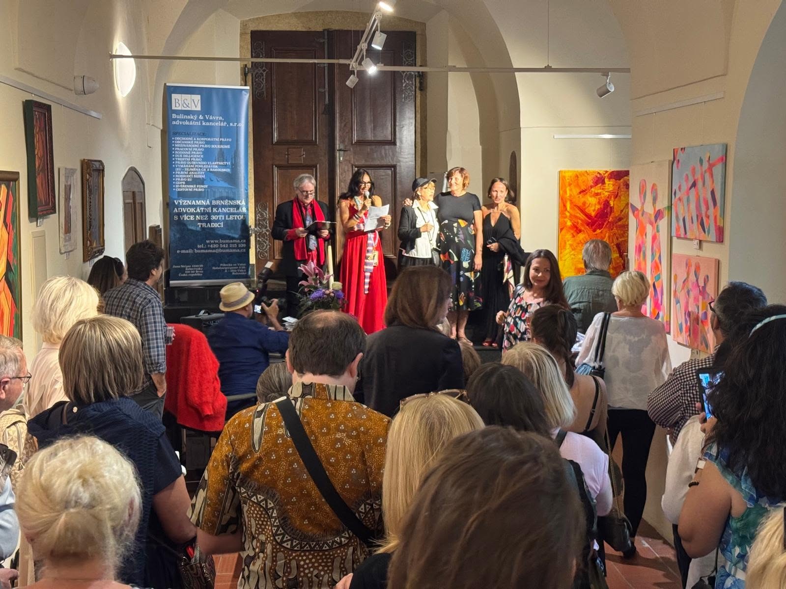 Návštěvníci během vernisáže ART IN PRAGUE 2025 v Galerii Ambit
