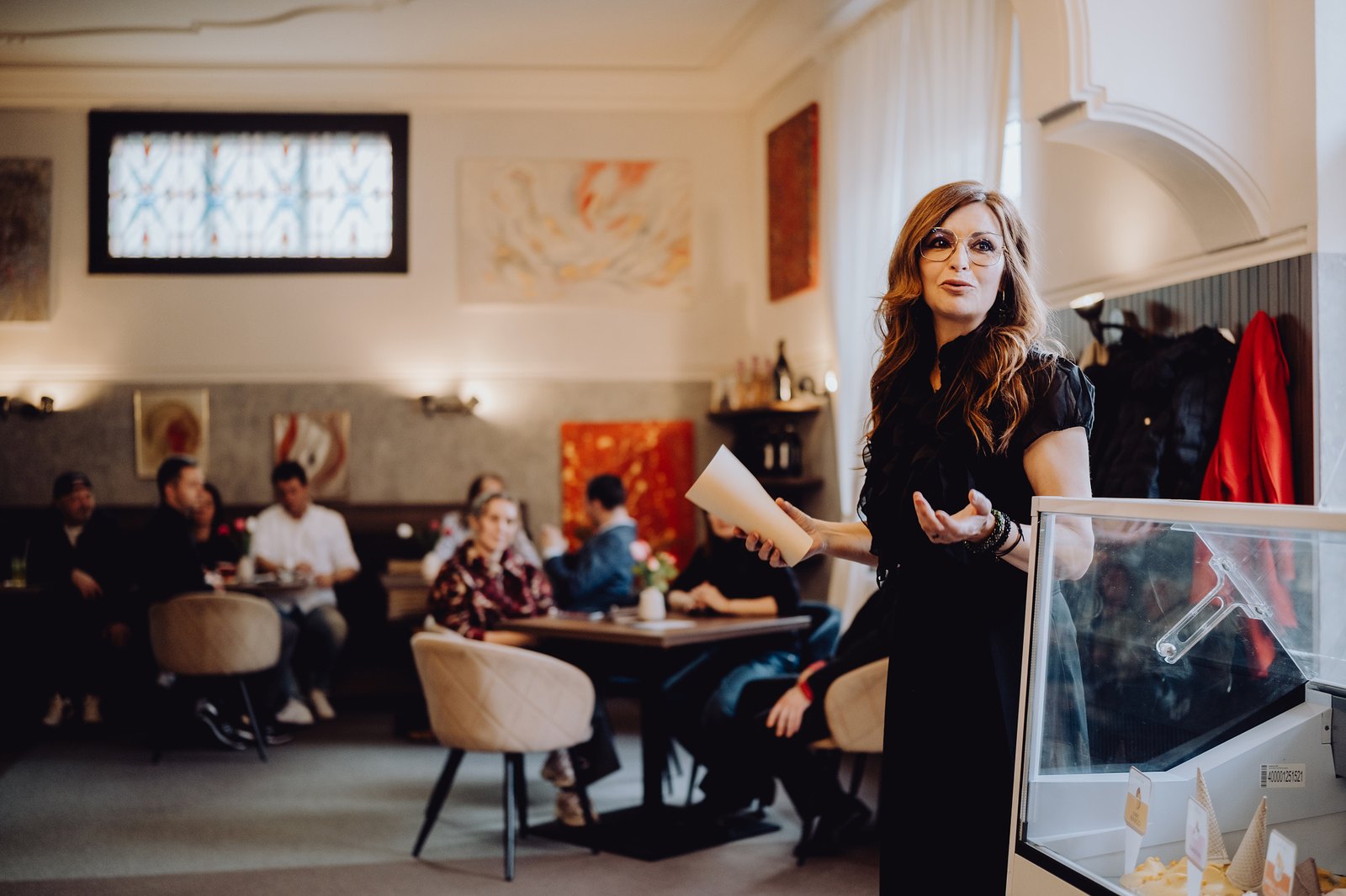 Ilona Fryštáková promlouvá k návštěvníkům vernisáže