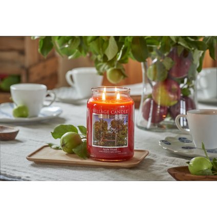 Village Candle Vonná svíčka ve skle, Jabloňové Dřevo - Apple Wood 26oz