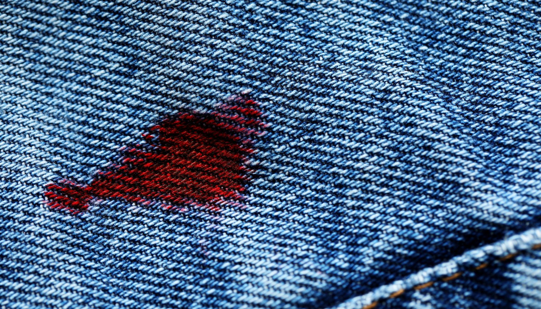 Come rimuovere il sangue dai vestiti?