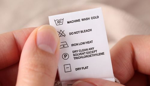 Controllare l'etichetta dei vestiti
