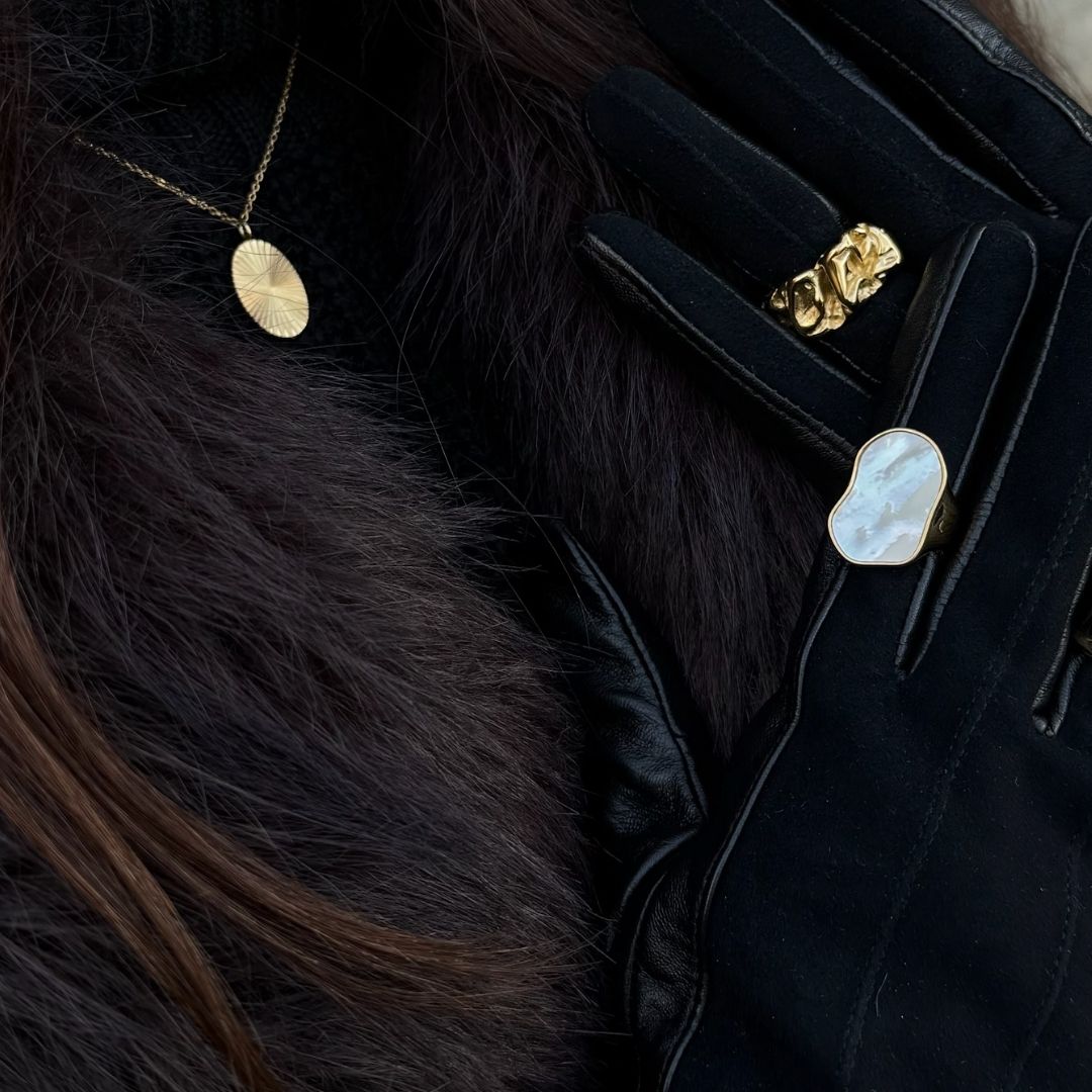 Layering jako zimní must-have: Jak vrstvit šperky bez chaosu