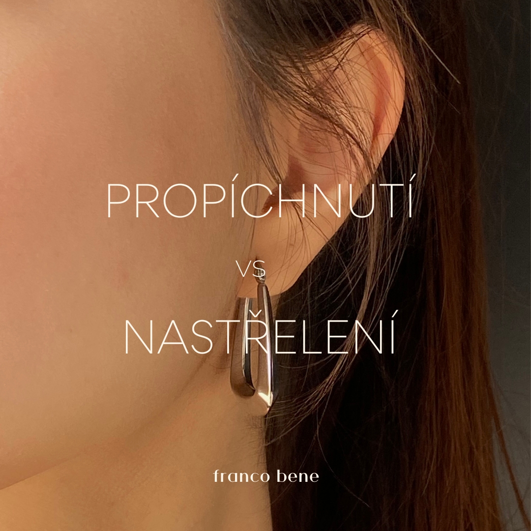 Propíchnutí vs nastřelení náušnic