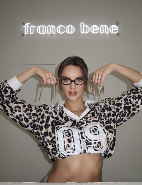 Ambasadorka franco bene pod neonovým logem