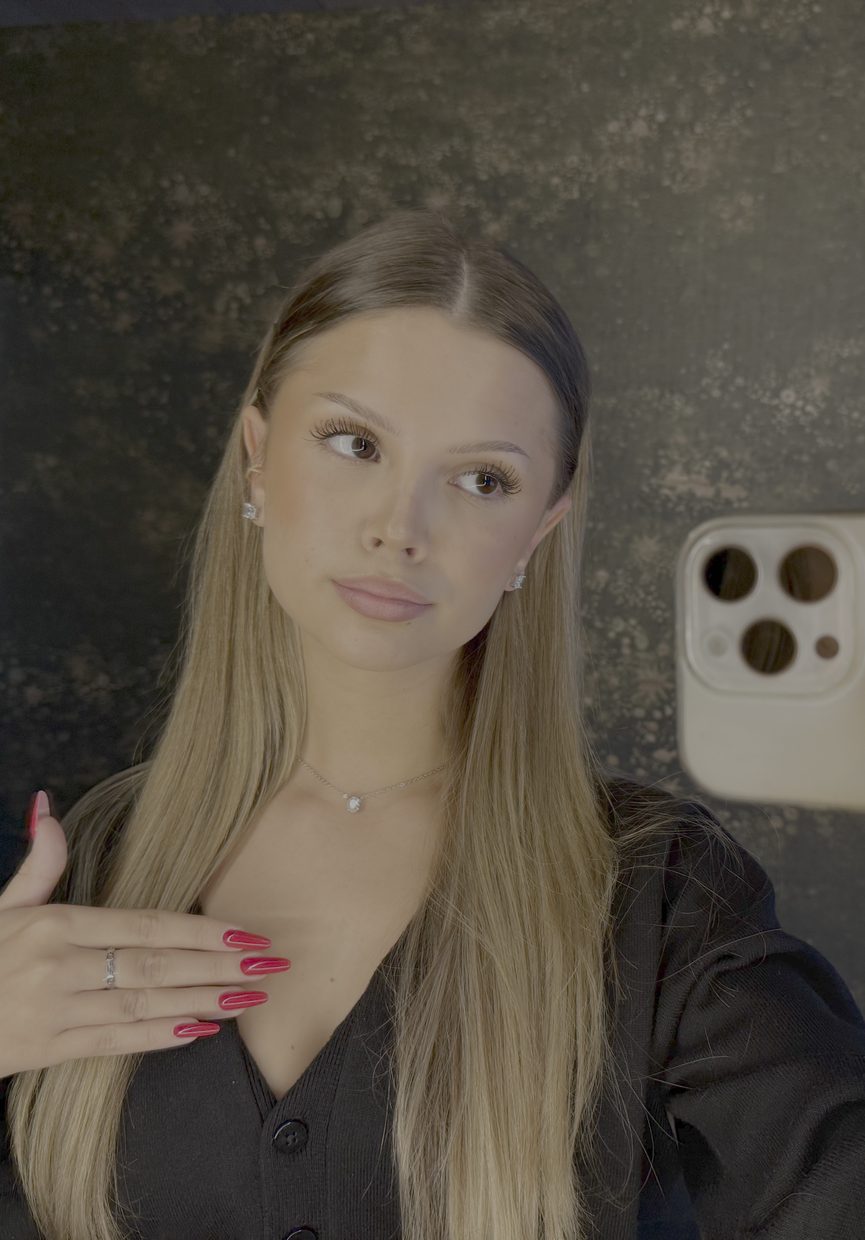 Chiara Fujaková fotí selfie v zrcadle