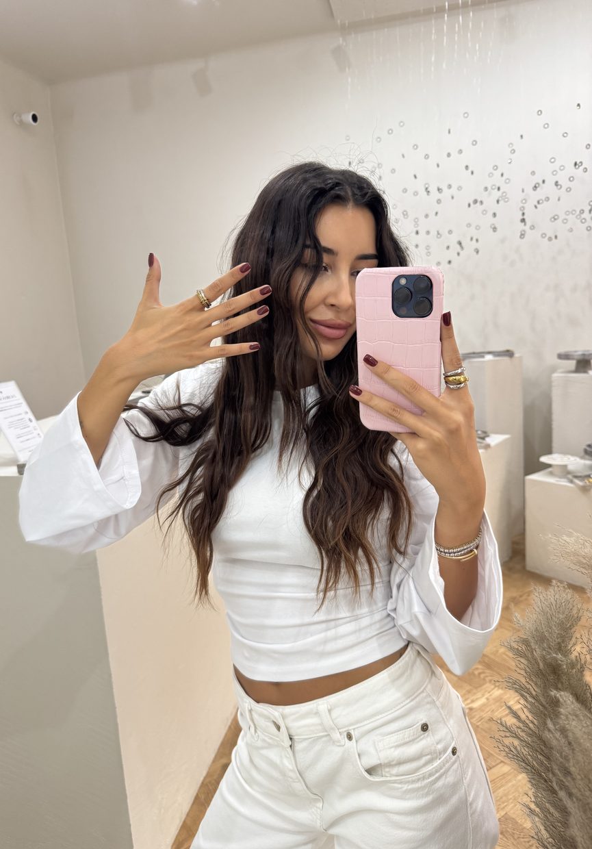 Karolína Shawty fotí selfie v zrcadle
