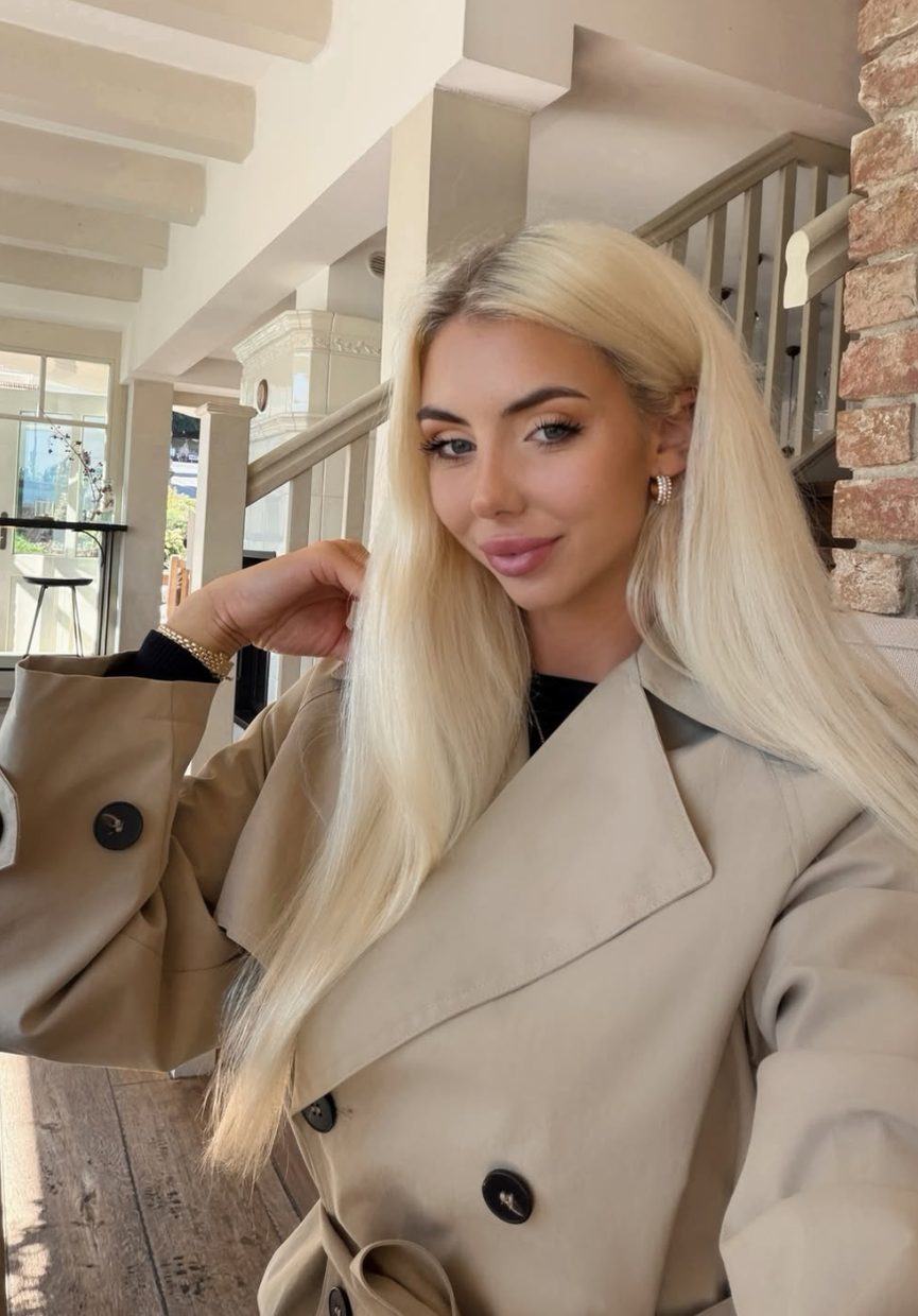 Vendula Bajerová v trenčkotu