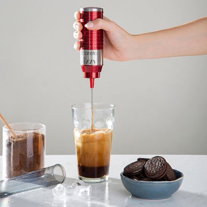 BARISTA ČERVENÝ POZADÍ