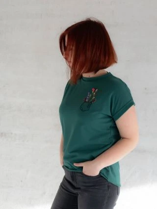 Jednoduché kousky dělají nejlepší den. Tričko, které si vezmete ráno – a víte, že se v něm budete cítit dobře. Pohodlí....