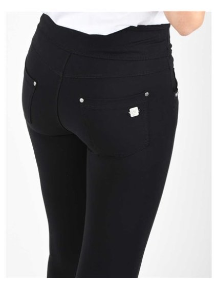 N.O.W.® YOGA v černé barvě, materiál D.I.W.O. PRO, slim fit, ohrnující pas