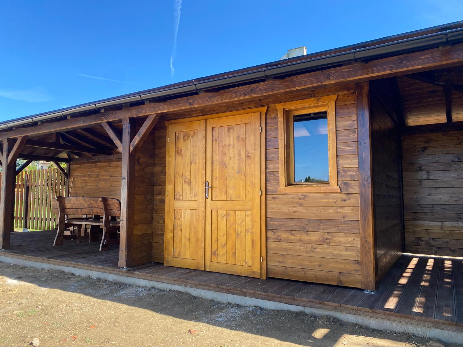 Chata s posezením a atypickým plotem