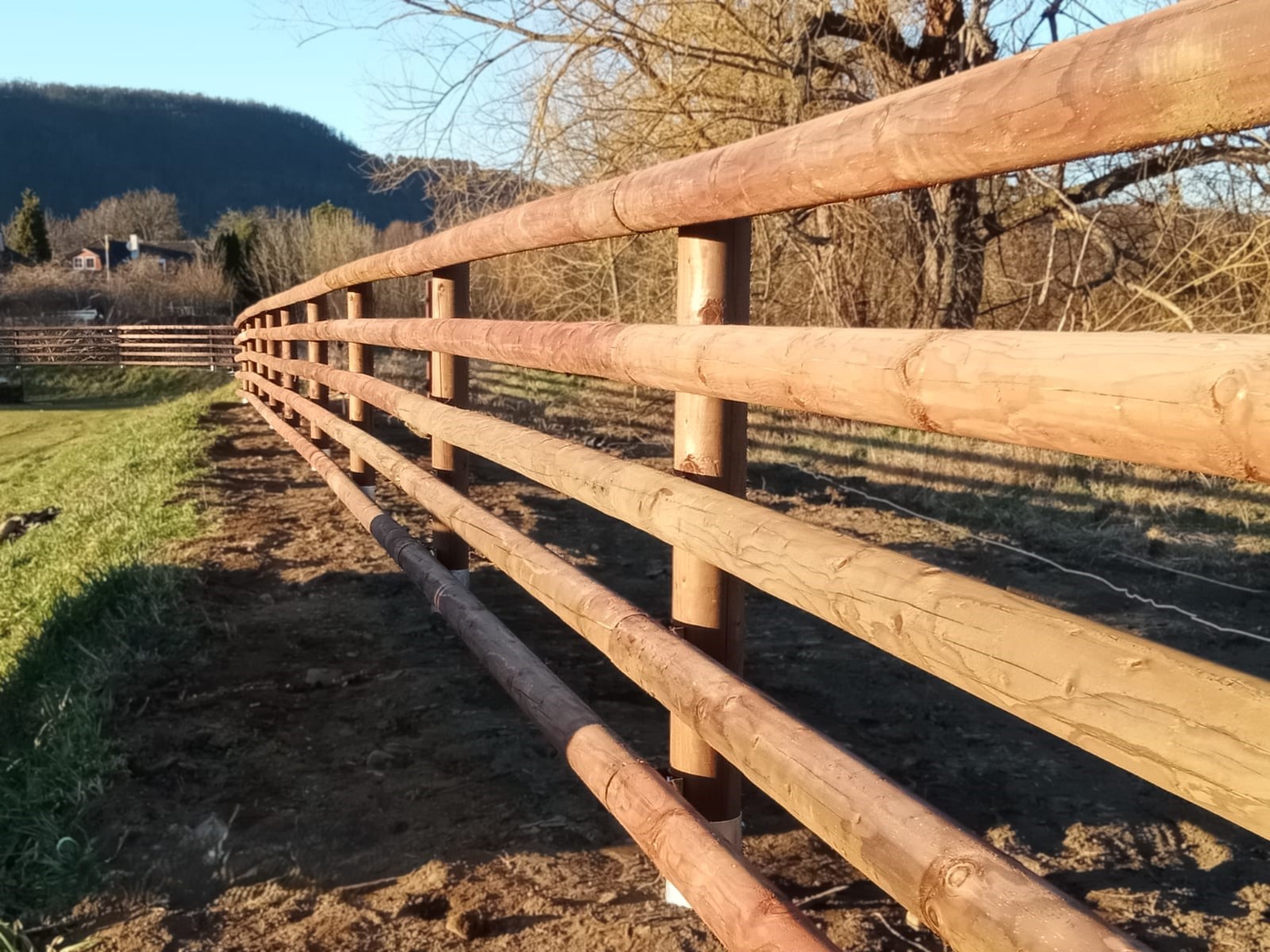 Ohrazení fotbalového hřiště v Černošicích
