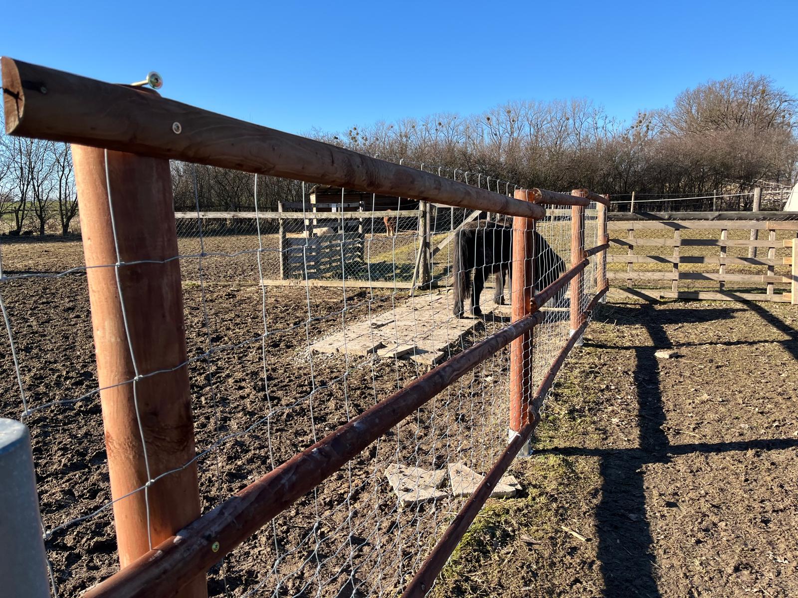 Půlkuláčová ohrada s pletivem