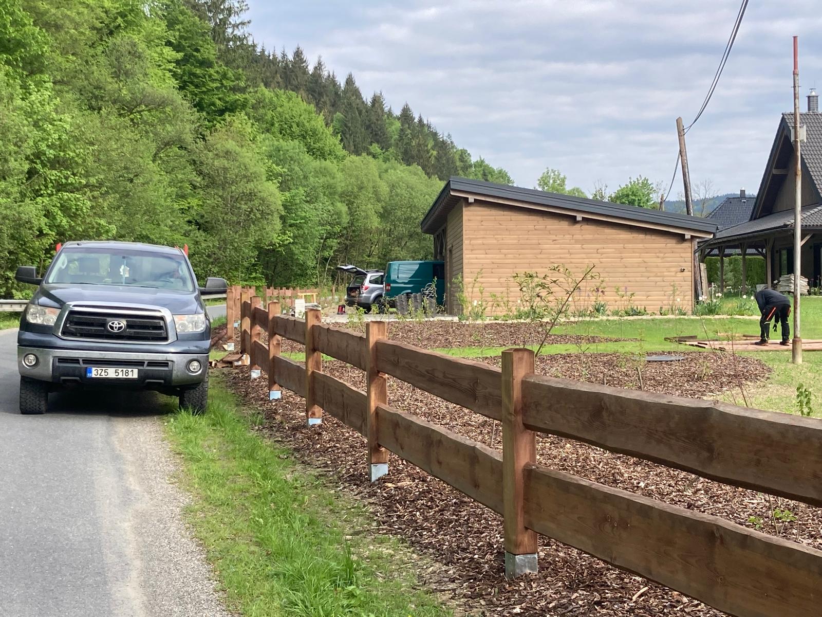 Fošnový plot okolo rodinného domu