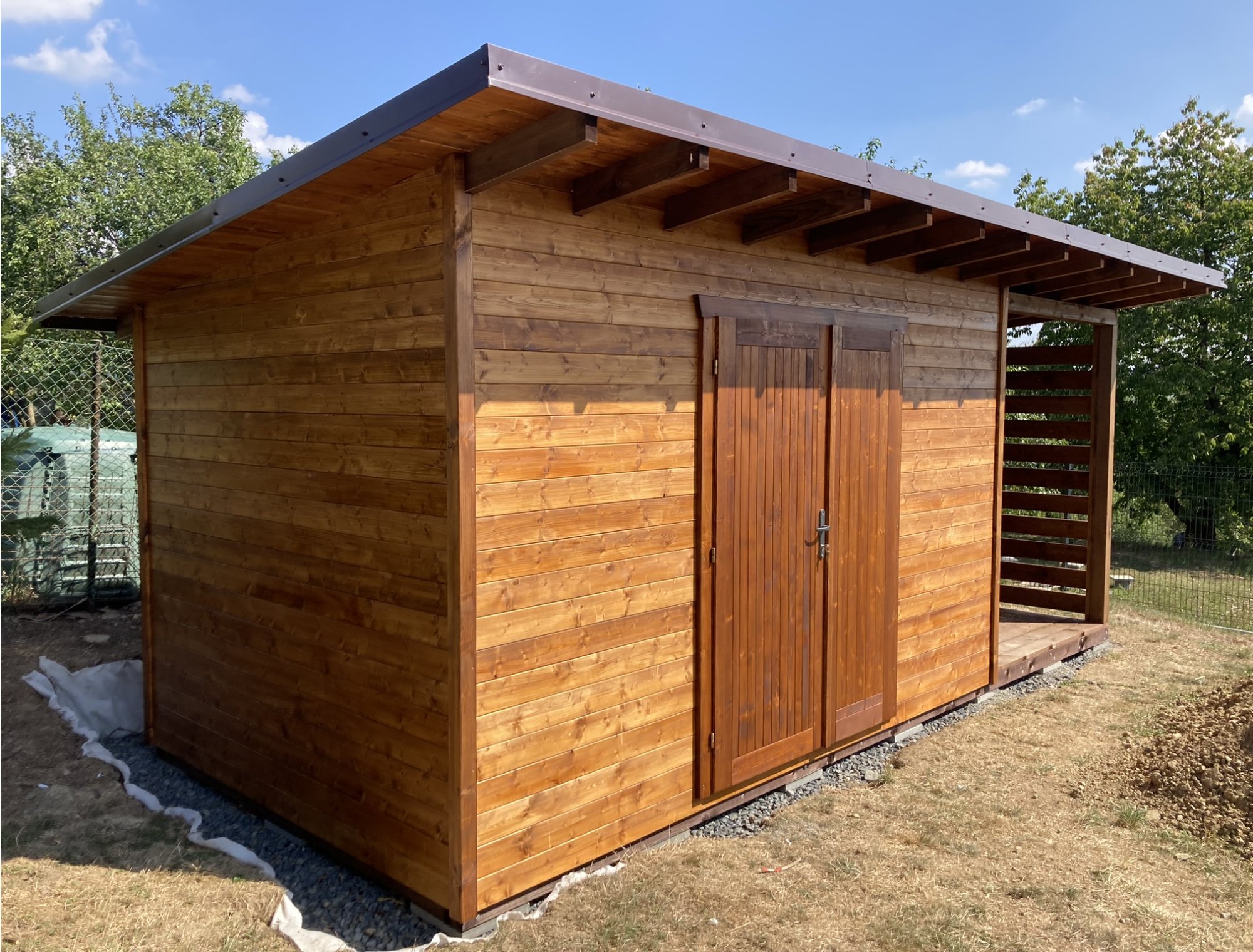 Domek s kůlnou na dřevo