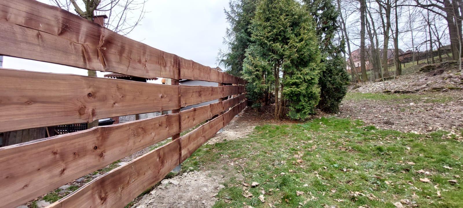 Fošnový plot na kulatých sloupcích