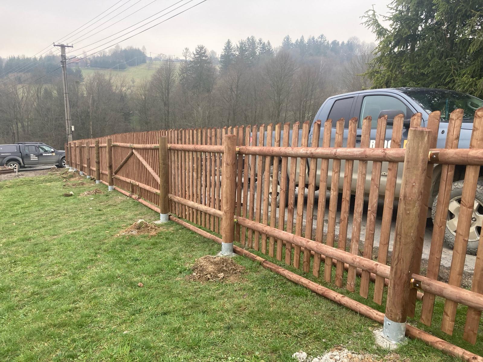 Půlkuláčový plot s podhraby