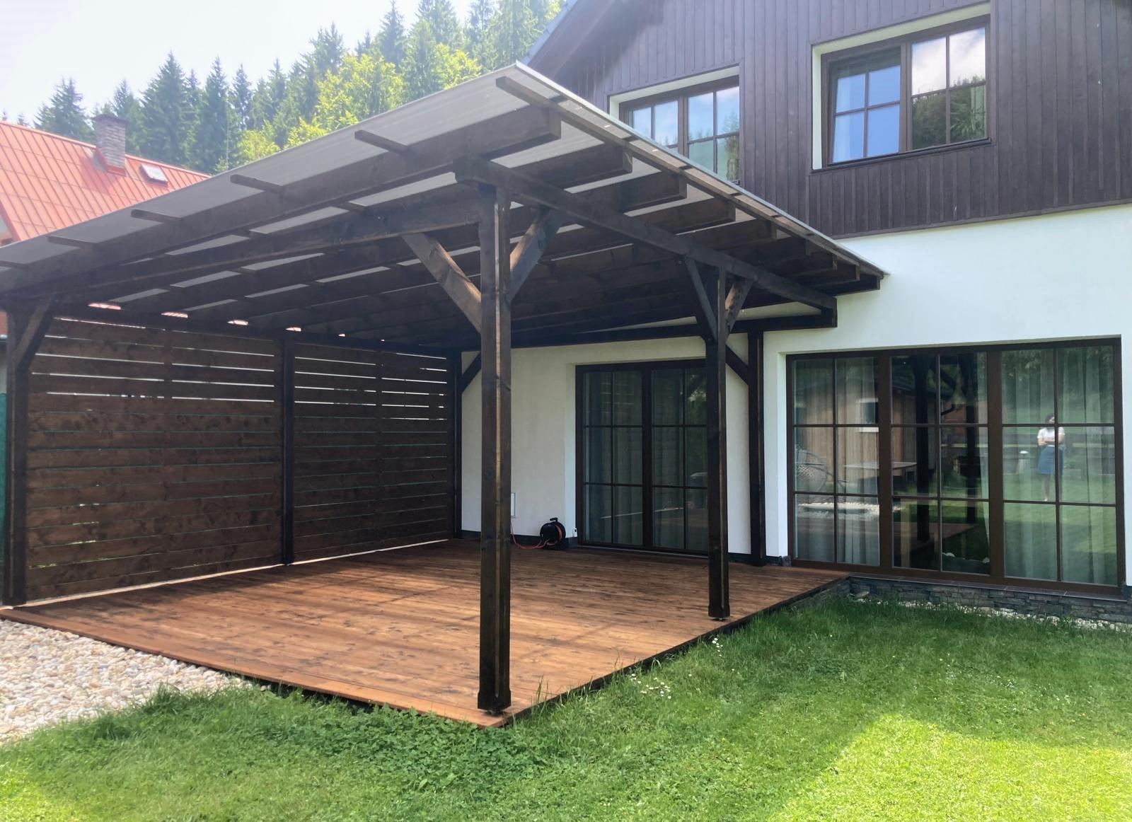 Přístřešek u rodinného domu