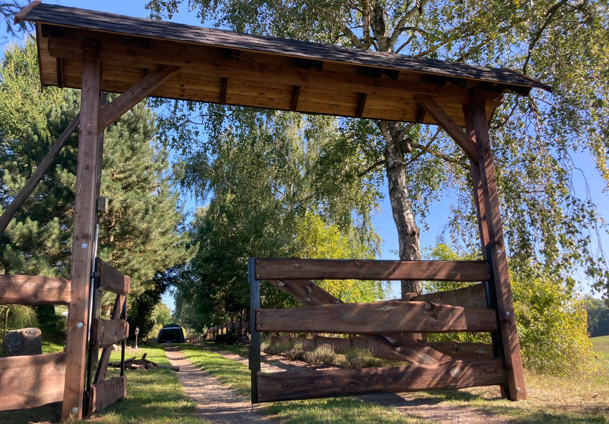 Fošnový plot s vjezdovou bránou