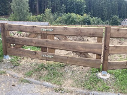Dvoukřídlová brána – fošnový plot
