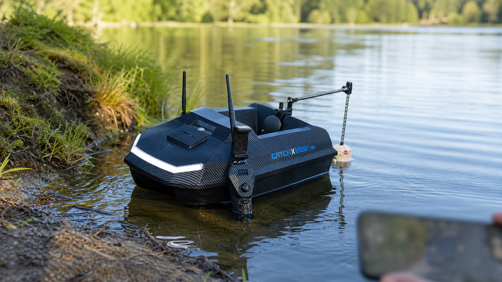 Rippton CatchX Mini GPS zavážacia loďka na jazere
