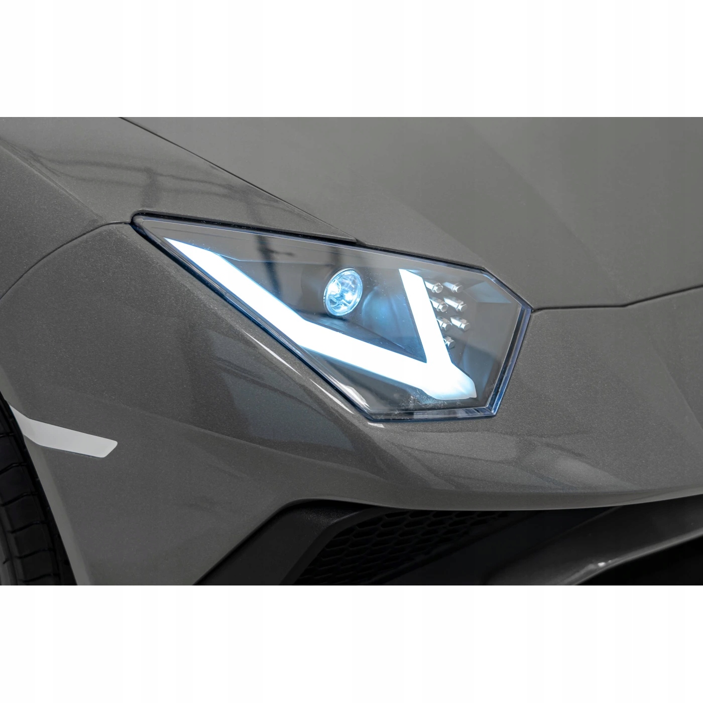 elektricke-auticko-lamborghini-aventador-sv-2x200w-2-miestny-siva-dialkove-ovladanie-5-bodove-bezpecnostne-pasy-audio-led-model