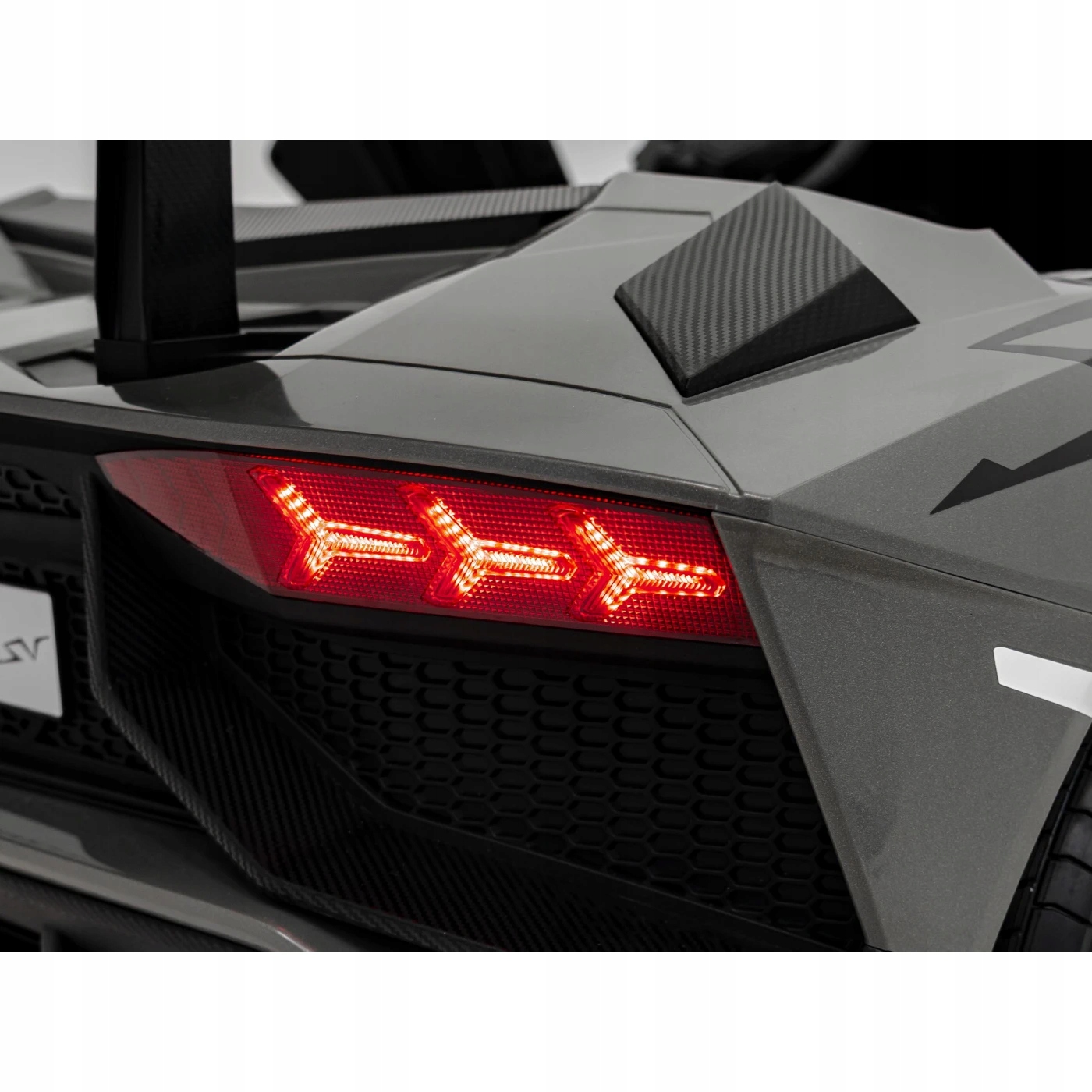 elektricke-auticko-lamborghini-aventador-sv-2x200w-2-miestny-siva-dialkove-ovladanie-5-bodove-bezpecnostne-pasy-audio-led-new