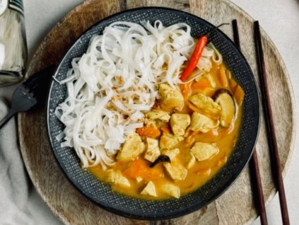 Yellow Curry s kuracím mäsom a rezancami
