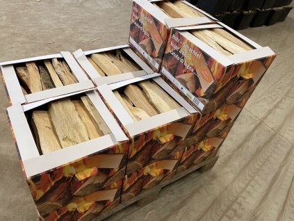 Drevo v kartónových krabiciach