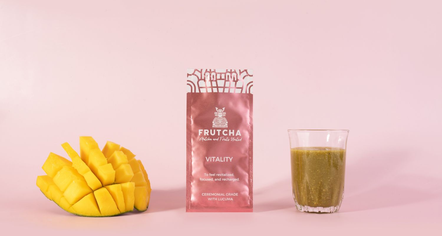 Frutcha nápoj ve skleničce, sáček a mango rozkrojené