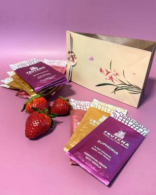 Rituál lásky by nebyl úplný bez matchy a jahod… 🍓💚 Jsou dny, kdy nechceš dávat jen něco hezkého, ale něco, co udělá radost...