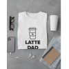 Detail minimalistického potisku Latte DAD na bílém tričku