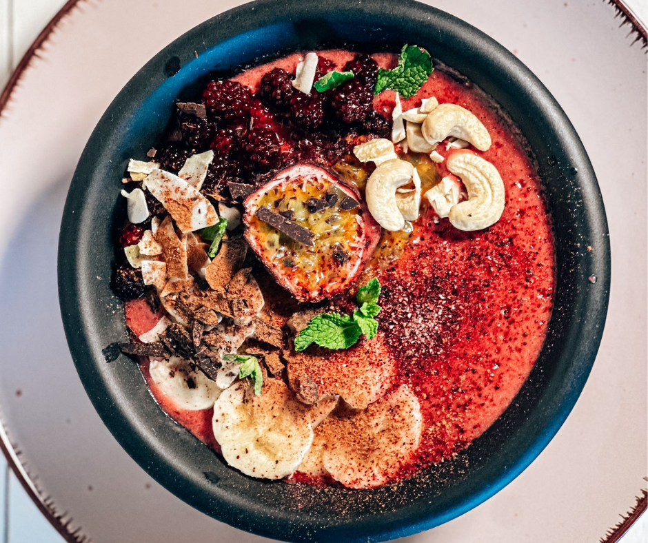 Smoothie bowl podle Adama Runduse z MasterChef