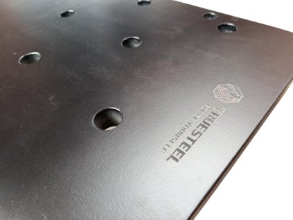 169538f1100c23 pegboard cerny povrchove vady