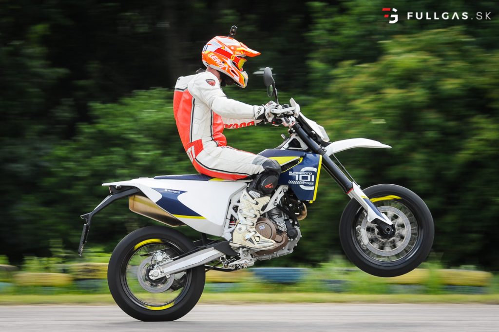 Husqvarna 701 Supermoto – Pohodlný supermotard nielen na okruh