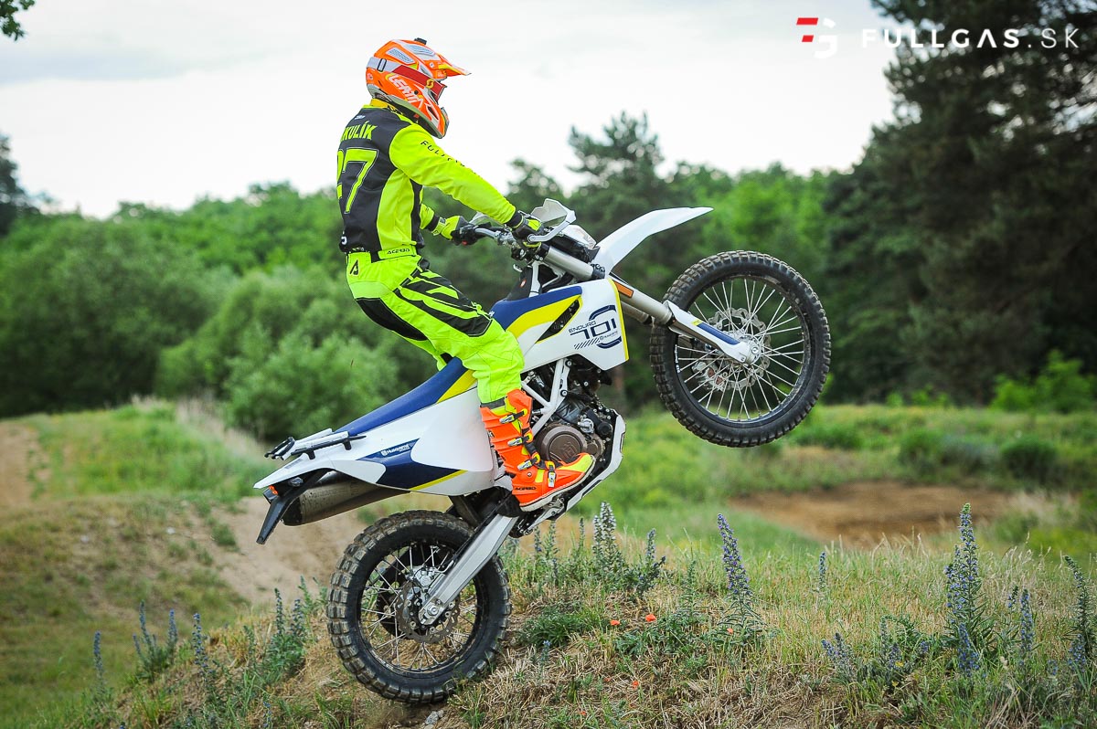 Husqvarna 701 Enduro a Supermoto v domácom teste aj s Gabikiným pohľadom