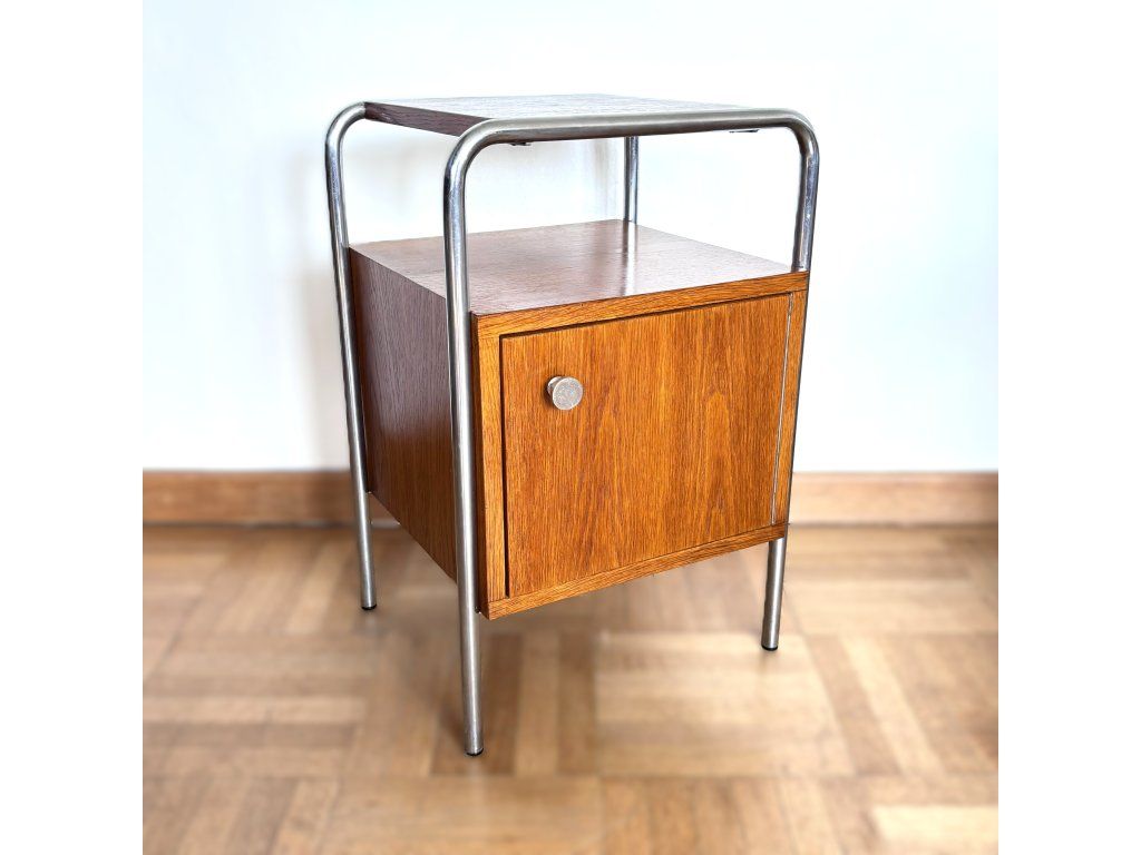 Funkcionalistický noční stolek | Functionalist bedside table